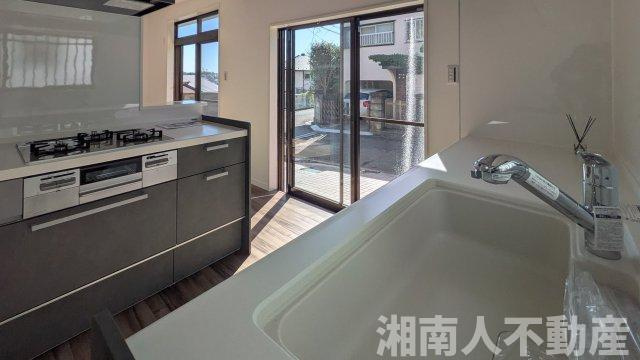 藤沢市大鋸３丁目７－３０戸建てのキッチン|コンパクトなキッチンで掃除もラクラク