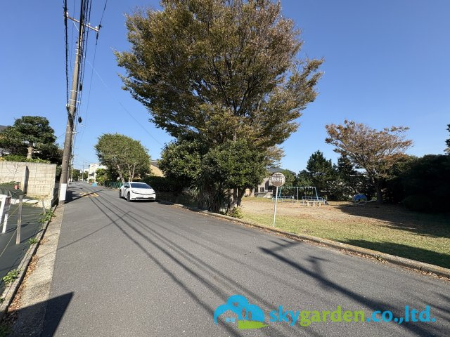 鎌倉市西鎌倉３丁目　土地の前面道路含む現地写真|道路の反対側に公園があるため開放感あります