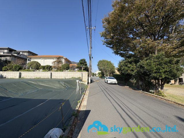 鎌倉市西鎌倉３丁目　土地の前面道路含む現地写真|道路の反対側には公園があります