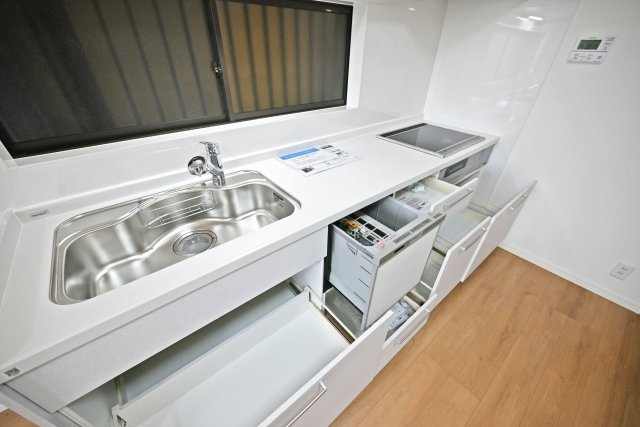 尼崎市食満5丁目中古戸建│4LDK+駐車1台可のキッチン|天板とワークトップ下の収納は満足のいくスペースが備わっています。 大きな鍋などもゆったりと収納いただけます。食洗機が備えられています。