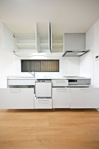 尼崎市食満5丁目中古戸建│4LDK+駐車1台可のキッチン|効率よくお料理ができるコンロ・収納を完備したシステムキッチン！ 確かな機能性を実感頂けます◎キッチンに小窓が設けており、調理で煙だらけになってもすぐに換気できます。