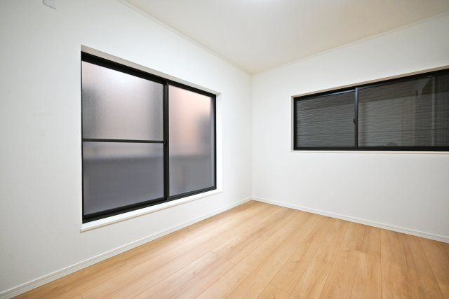 尼崎市食満5丁目中古戸建│4LDK+駐車1台可の洋室|-洋室6帖(2F)-
シンプルな間取りになっているのでどんな家具でも合います。家具や敷物のカスタマイズを楽しめます！