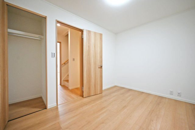 尼崎市食満5丁目中古戸建│4LDK+駐車1台可の洋室|-洋室6帖(2F)-
収納庫内には枕棚とハンガーレールを配置しています。