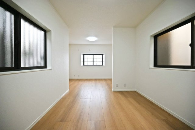 尼崎市食満5丁目中古戸建│4LDK+駐車1台可の洋室|3階主寝室想定に入ってすぐの内観写真です。広々約12帖でゆったりとした広さが確保されています。2面採光につき光を多く取り入れる事ができますので 室内大変明るい空間となっております。