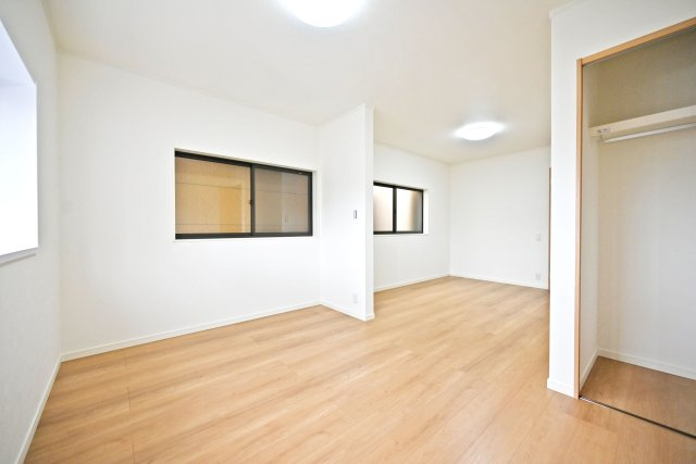 尼崎市食満5丁目中古戸建│4LDK+駐車1台可の洋室|-主寝室12帖(3F)-
収納庫内には枕棚とハンガーレールを配置しています。