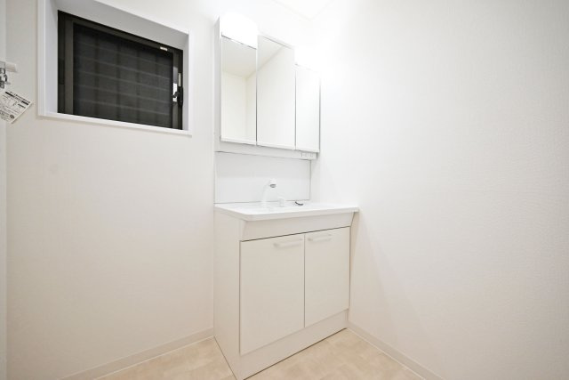 尼崎市食満5丁目中古戸建│4LDK+駐車1台可の独立洗面台|1階洗面室に入ってすぐの内観写真です。 洗面台は2面鏡裏収納付きのドレッサーです。