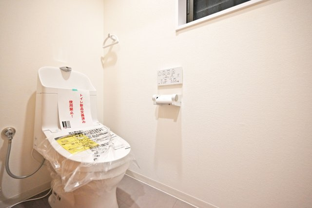 尼崎市食満5丁目中古戸建│4LDK+駐車1台可のトイレ|1階トイレの内観写真です。ウォッシュトイレを導入しています。