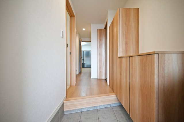 尼崎市食満5丁目中古戸建│4LDK+駐車1台可の玄関|1階玄関入ってすぐの内観写真です。 上部まで収納があるシューズBOX付き。 毎日使う玄関回りも常に片付いた状態を維持できそうです。