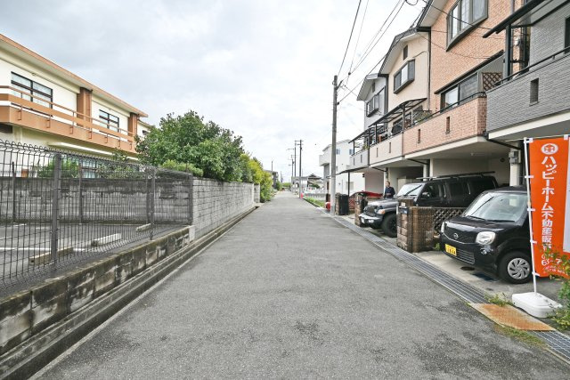 尼崎市食満5丁目中古戸建│4LDK+駐車1台可の前面道路含む現地写真|前面道路幅は北側に約4.6m幅です。
