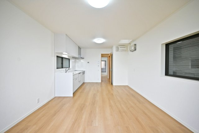 尼崎市食満5丁目中古戸建│4LDK+駐車1台可の居間・リビング|2階LDKをリビング側から正面に撮影した内観写真です。
奥行きがある縦長リビングなので、収納や家具の配置、インテリアコーディネートがしやすいです。