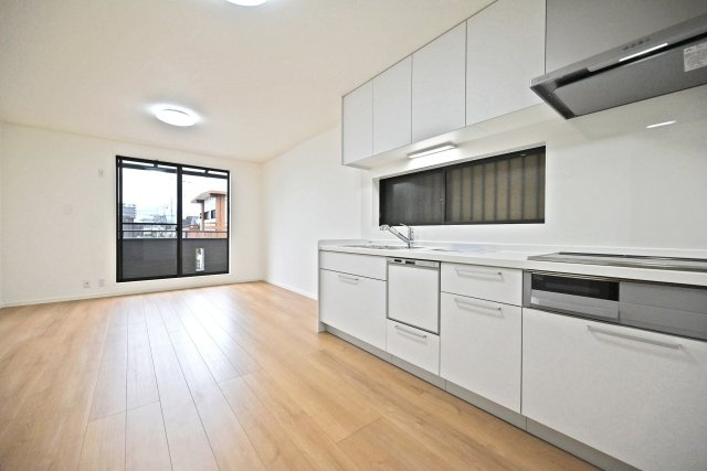 尼崎市食満5丁目中古戸建│4LDK+駐車1台可の居間・リビング|2階LDK入ってすぐの内観写真です。 リビングセットを置いても十分な広さが確保されています。 明るく広々としたリビングで家族団らんのひと時をお楽しみ下さい！