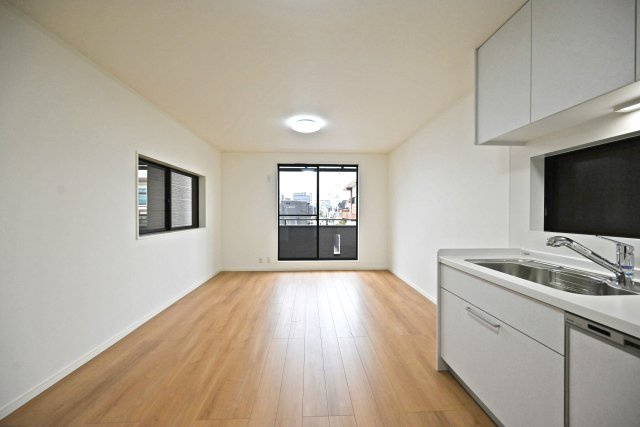 尼崎市食満5丁目中古戸建│4LDK+駐車1台可の居間・リビング|2階LDKをキッチン側から撮影した内観写真です。 4LDK間取り設計の為、お子様のいる世帯に必要な部屋数を備えた物件です。