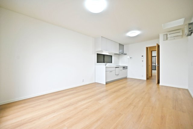 尼崎市食満5丁目中古戸建│4LDK+駐車1台可の居間・リビング|2階LDK内観写真です。 家族の集まるリビングは明るく暖かな日差しが差し込み、家族の団らんを包み込みます。 住まう人の暮らしの質を高めてくれるようなリノベーション空間です。