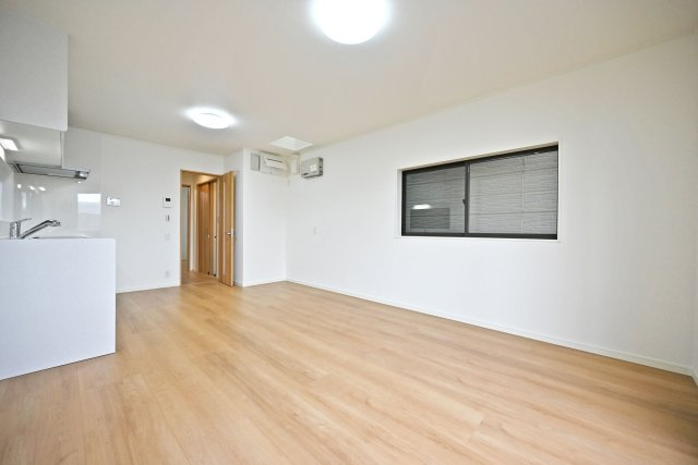 尼崎市食満5丁目中古戸建│4LDK+駐車1台可の居間・リビング|ご家族みんなで寛げるLDKの空間。 リフォーム済の為、室内大変美麗です。 ぜひ一度、ご内覧ください。