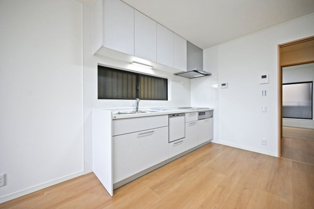 尼崎市食満5丁目中古戸建│4LDK+駐車1台可のキッチン|2階キッチンの内観写真です。食洗機が搭載されたシステムキッチン◎IHコンロ仕様でお掃除の際も楽々です。 