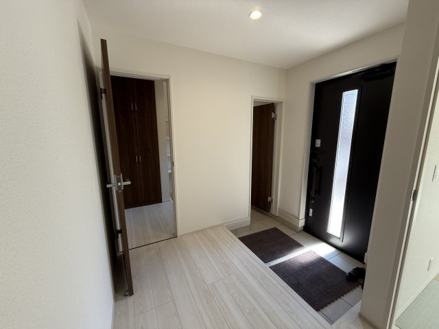 リーブルガーデンＳ第３前橋幸塚　１号棟の玄関|第二玄関としても利用できるシューズインクローゼットです。