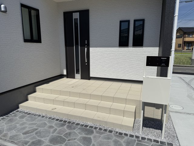 リーブルガーデンＳ第３前橋幸塚　１号棟の玄関|玄関前も広々しています！
玄関スペースも広いので三輪車なども置けます♪