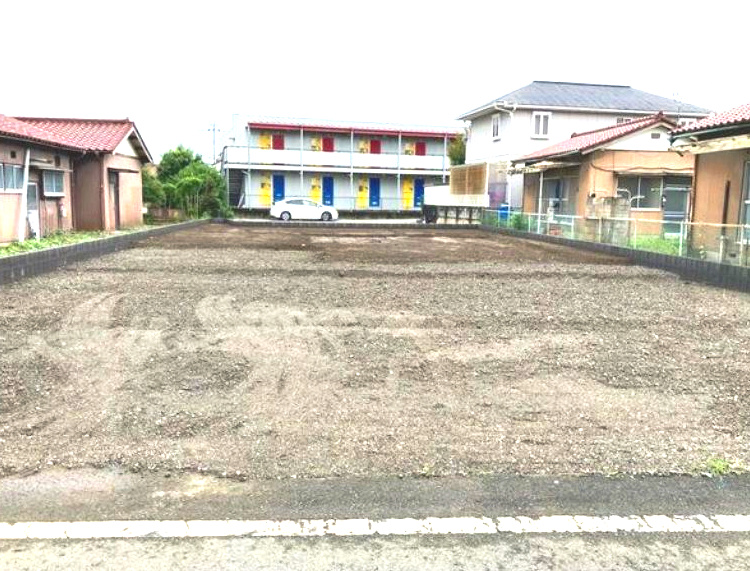 リーブルガーデンＳ第３前橋幸塚　１号棟の前面道路含む現地写真|広々107.34坪の土地です。前面道路は４mあるので車の出し入れもしやすいですよ！