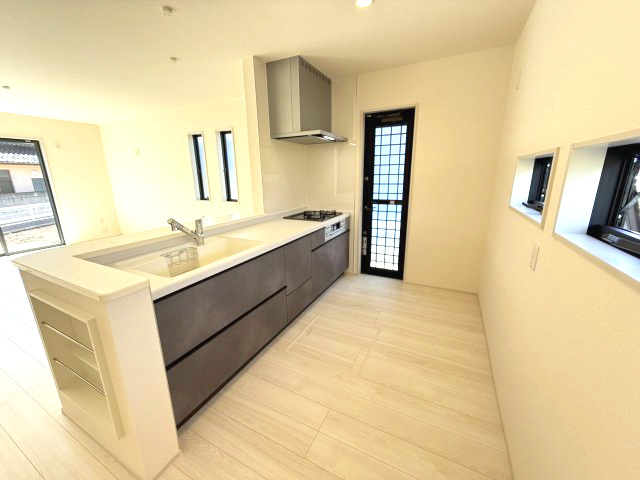 リーブルガーデンＳ第３前橋幸塚　１号棟のキッチン|人気のカウンターキッチン採用です☆便利な勝手口つきです！
コンロも３口ご用意しています！調理スペースも広くストレスなくお料理できます。
浄水器つきなので美味しいお水も飲めますよ♪