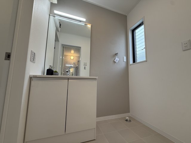 新規内外装フルリノベーション　スーパーマーケット徒歩4分の洗面所|洗面化粧台・洗濯機スペース