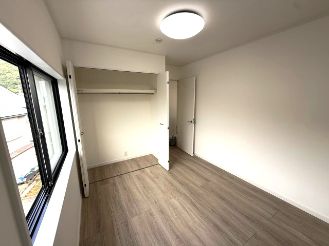 新規内外装フルリノベーション　スーパーマーケット徒歩4分の洋室