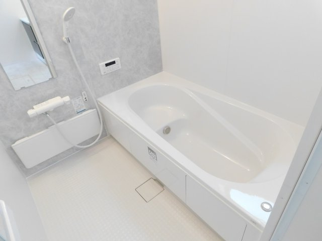 名古屋市港区福前２丁目の新築一戸建の浴室|◇浴室◇　　広い１坪サイズ（ＬＩＸＩＬ）・浴室暖房乾燥機・断熱浴槽・エコベンチ浴槽・お手入れ楽々カウンター・キレイサーモフロア・オートバス・バリアフリーバス・追い焚き・浴室窓あり