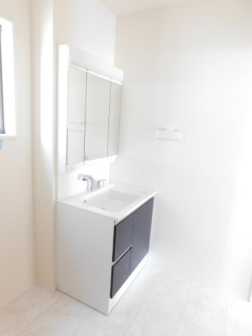 名古屋市港区福前２丁目の新築一戸建の独立洗面台|◇洗面室◇　　三面鏡シャンプードレッサー　くもり止め仕様