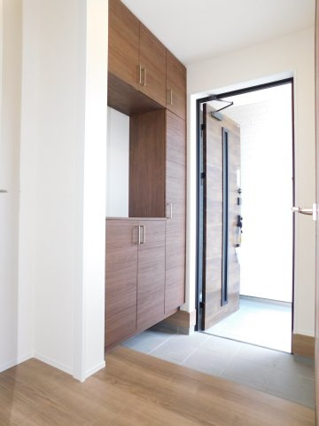 名古屋市港区福前２丁目の新築一戸建の玄関|◇玄関収納◇　　玄関がスッキリ片付く大容量収納♪　