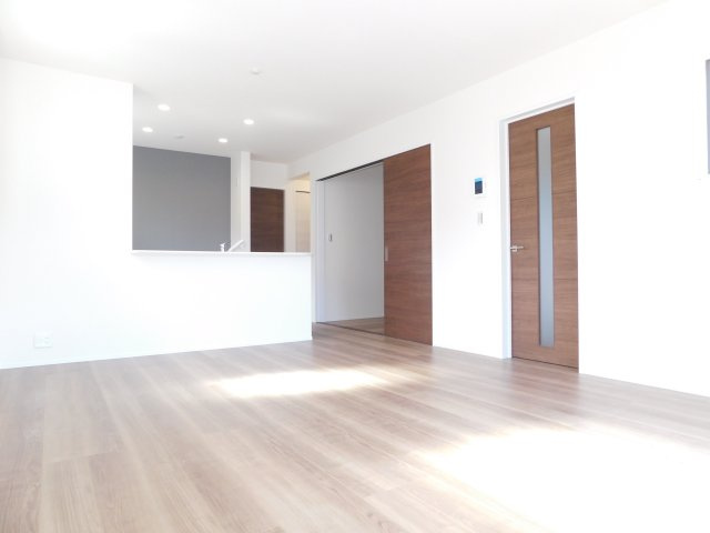 名古屋市港区福前２丁目の新築一戸建の居間・リビング|◇リビング◇　　明るいリビング１６．５帖　リビング横にはワークスペースやお子様の遊び場などに利用できる５．０帖の洋室付き♪