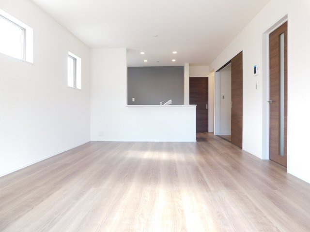 名古屋市港区福前２丁目の新築一戸建の居間・リビング|◇リビング◇　　明るいリビング１６．５帖　　リビング全体が見渡せる対面式キッチン♪