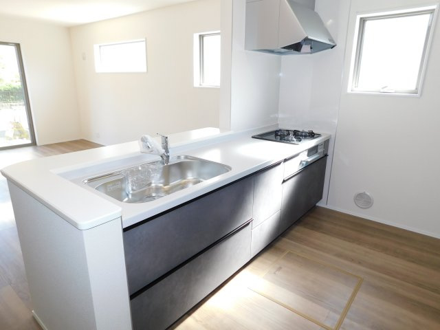 名古屋市港区福前２丁目の新築一戸建のキッチン|◇キッチン◇　　人気の対面式・人造大理石カウンター・浄水機能付ハンドシャワー・静音仕様シンク・スローインクローズレール・Ｓｉセンサーコンロ（３口）・床下収納庫