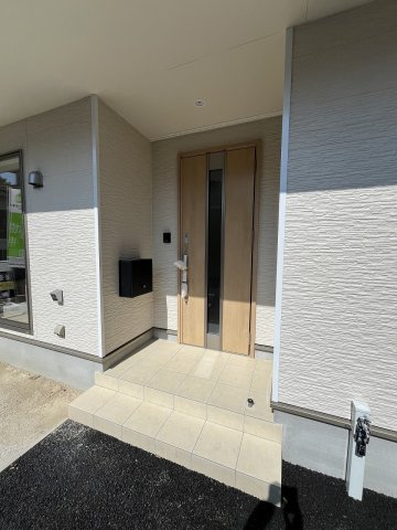 【玄関】 | 福岡市博多区金の隈3丁目第4　1号棟（全1棟）【仲介手数料無料・0円】 | 施工例。施工例は完成時と異なる場合があります。