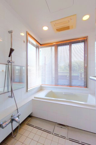 【浴室】 | パークシティ成城Eコート | 大きい窓のついたバスルーム
