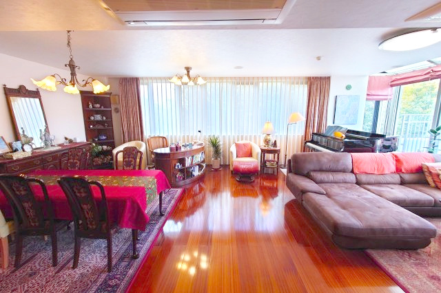 【居間・リビング】 | パークシティ成城Eコート | ルーフバルコニー付きの明るく開放的なリビングは約30.3帖の広々空間！