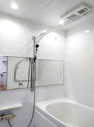 ロイヤルシャトー入船公園の浴室|お風呂で日々の疲れを落としましょう　カビの心配がいらない浴室換気乾燥機と追い焚き機能付きのユニットバス　雨の日も浴室で洗濯物を干すことができます