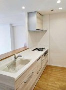 ロイヤルシャトー入船公園のキッチン|使いやすいキッチン こちらでお料理をお楽しみください　会話も弾む対面式です    3口コンロ・食器洗浄乾燥機付き