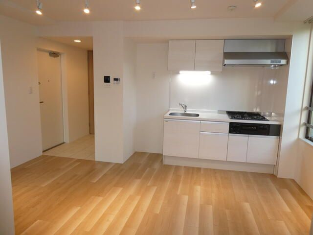 ＳＯＵ三軒茶屋Ⅱの居間・リビング|■24時間換気システム■ダウンライト■内装コンクリート