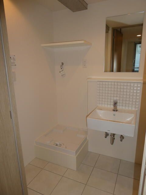 ＳＯＵ三軒茶屋Ⅱの洗面所|■収納＆鏡付き独立洗面台♪