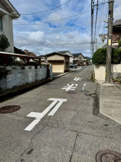 【前面道路含む現地写真】 | 中古一戸建　倉敷市日吉町　1DK　平屋建 | 西側前面道路は幅員約４．６ｍの公道です。