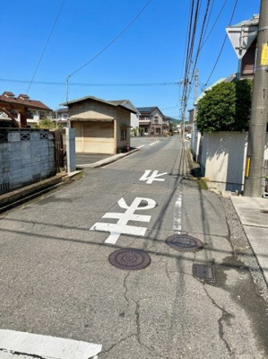 【前面道路含む現地写真】 | 中古一戸建　倉敷市日吉町　1DK　平屋建 | 西側前面道路は幅員約４．６ｍの公道です。