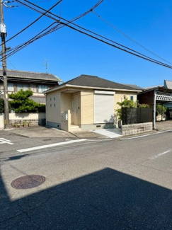 【前面道路含む現地写真】 | 中古一戸建　倉敷市日吉町　1DK　平屋建 | 南側前面道路は幅員約７．７ｍの公道です。