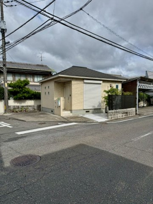 【前面道路含む現地写真】 | 中古一戸建　倉敷市日吉町　1DK　平屋建 | 南側前面道路は幅員約７．７ｍの公道です。