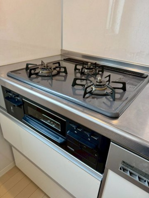 【キッチン】 | 中古一戸建　倉敷市日吉町　1DK　平屋建 | コンロはガス仕様の３口コンロ