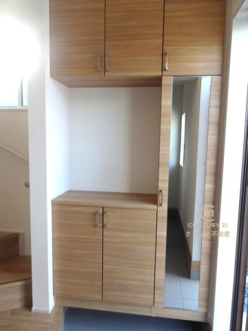 ブルーミングガーデン  水戸市堀町　３期　限定1棟！の玄関|シューズボックスの扉の中は可動棚ですので、しまいたいものに合わせて高さを自由に変えることができます。鏡があるのでお出かけ前の身だしなみチェックもできます。