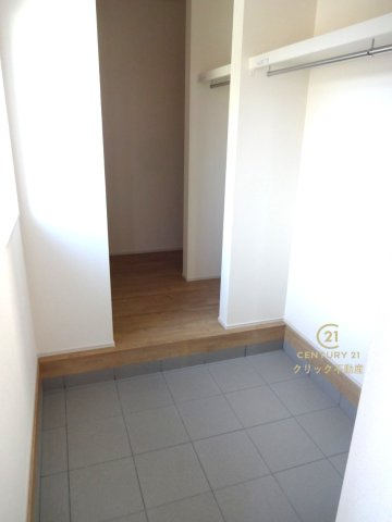 ブルーミングガーデン  水戸市堀町　３期　限定1棟！の玄関|玄関土間収納です。雨に濡れたレインコートを掛けて乾かしたり、花粉症対策に上着の脱ぎ着はここでするなど、便利に使えるスペースです！靴を脱いで進むと、奥はリビングにつながっております。