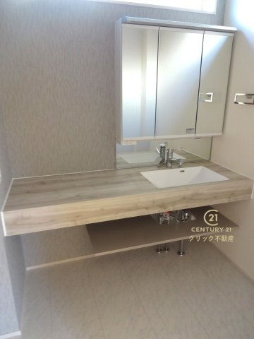 ブルーミングガーデン  水戸市堀町　３期　限定1棟！の脱衣所|清潔感を保ちやすいフルフラットカウンターです。窓を高い所に設けたので外からは動きが見えにくく、夜間も安心して寛げます。