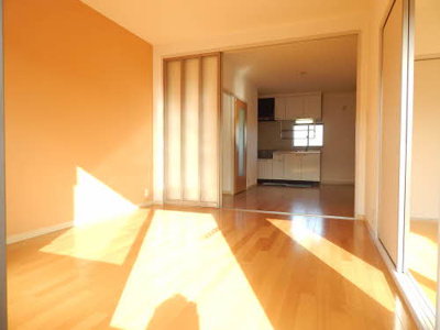 【居間・リビング】 | コンフォート山川 | こちらの居間で趣味の時間をお楽しみください