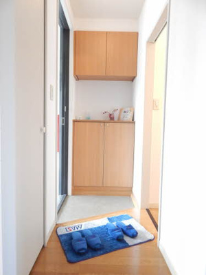 【玄関】 | コンフォート山川 | 明るい玄関です