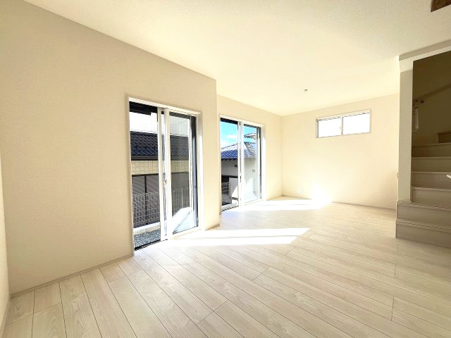 【居間・リビング】 | 福岡市東区高美台3丁目2期　2号棟（全2棟）【仲介手数料無料・0円】 | 現地写真。