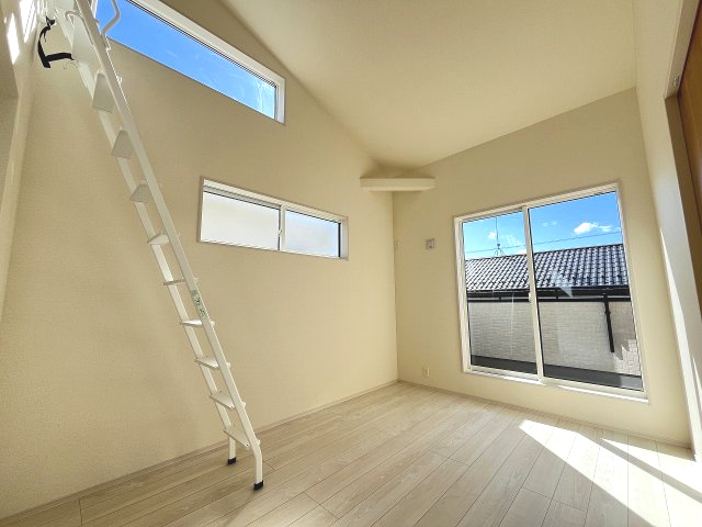 【寝室】 | 福岡市東区高美台3丁目2期　2号棟（全2棟）【仲介手数料無料・0円】 | 現地写真。2階主寝室です。
